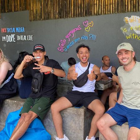 Stellar Capsules Hostel Seminyak  Ngoại thất bức ảnh The crew of the film