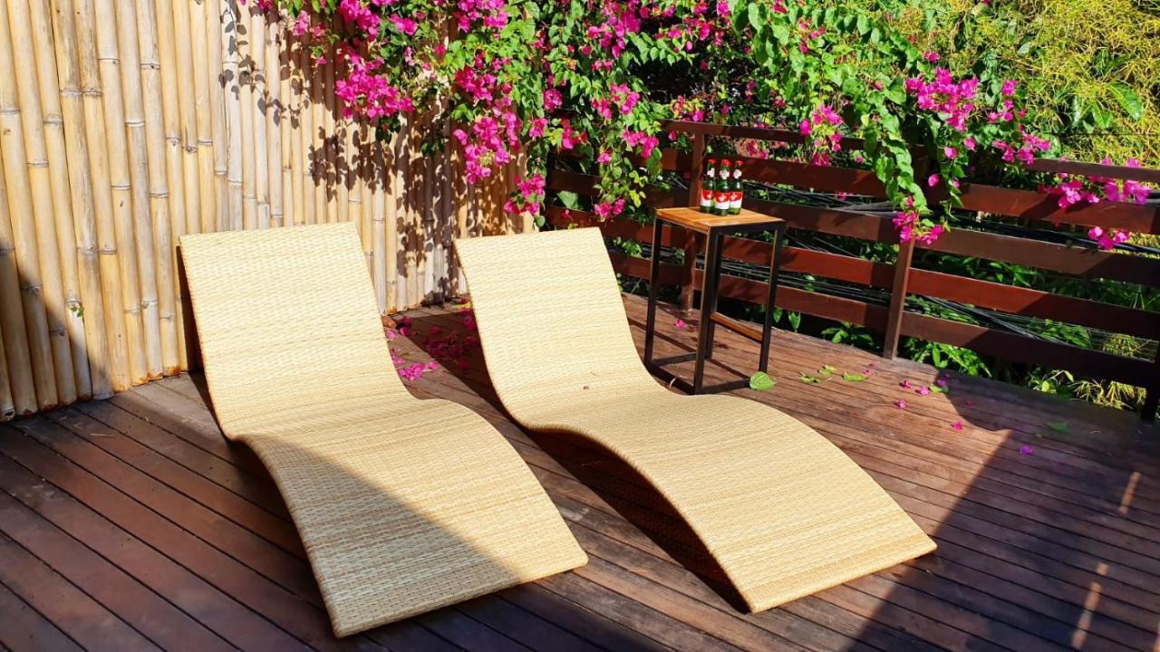 Stellar Capsules Hostel Seminyak  Ngoại thất bức ảnh A pair of chaise longues