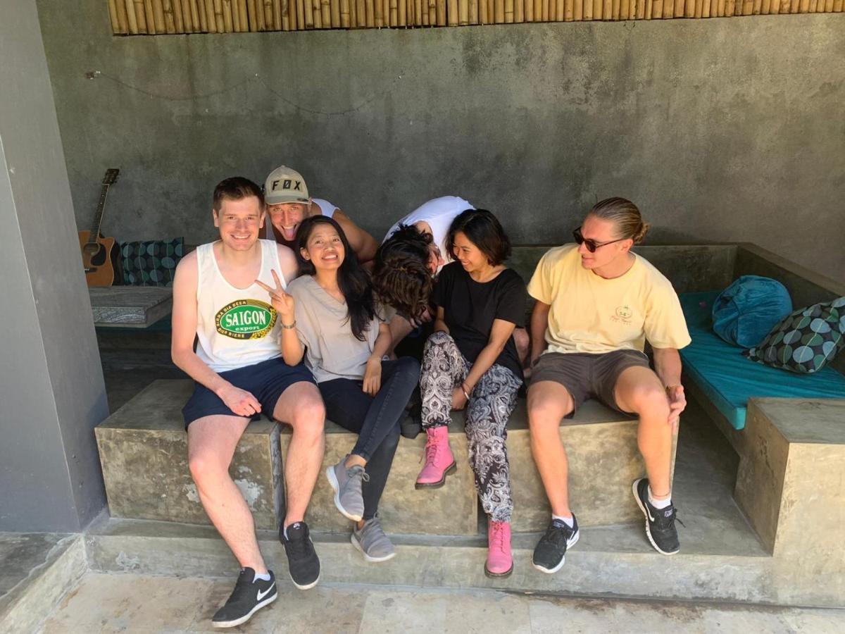 Stellar Capsules Hostel Seminyak  Ngoại thất bức ảnh A group of students from the University of California, Irvine at the 2018 Global Challenges Conference