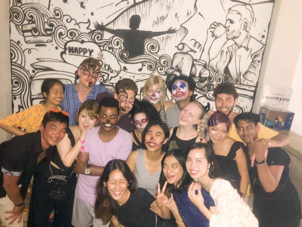 Stellar Capsules Hostel Seminyak  Ngoại thất bức ảnh The 2019-2020 board of the Queer Student Union