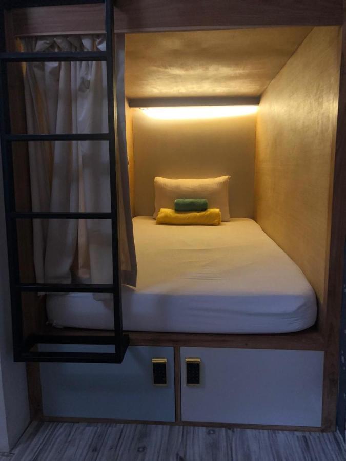 Stellar Capsules Hostel Seminyak  Ngoại thất bức ảnh A capsule bed