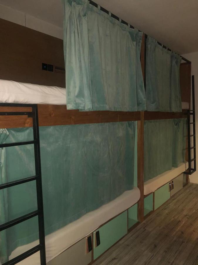 Stellar Capsules Hostel Seminyak  Ngoại thất bức ảnh A bunk bed with curtains