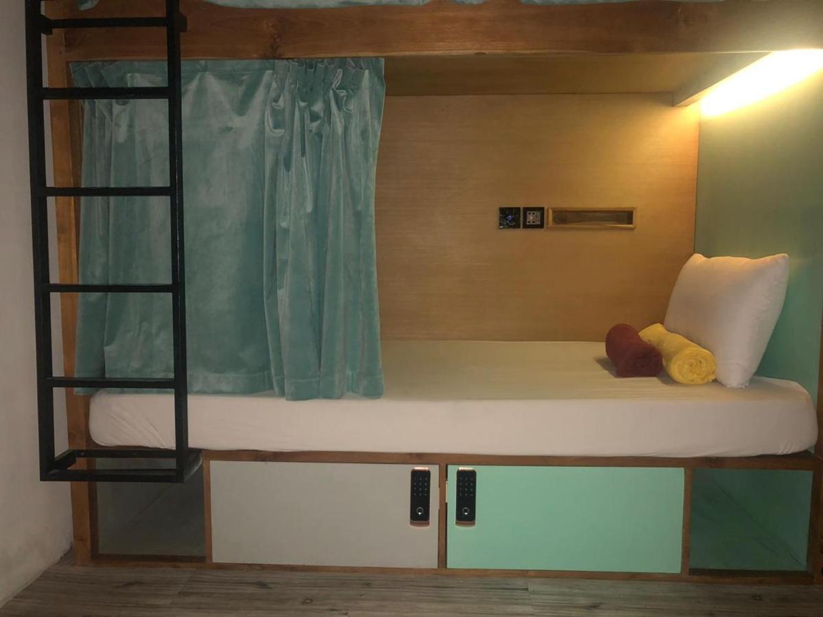 Stellar Capsules Hostel Seminyak  Ngoại thất bức ảnh A bunk bed