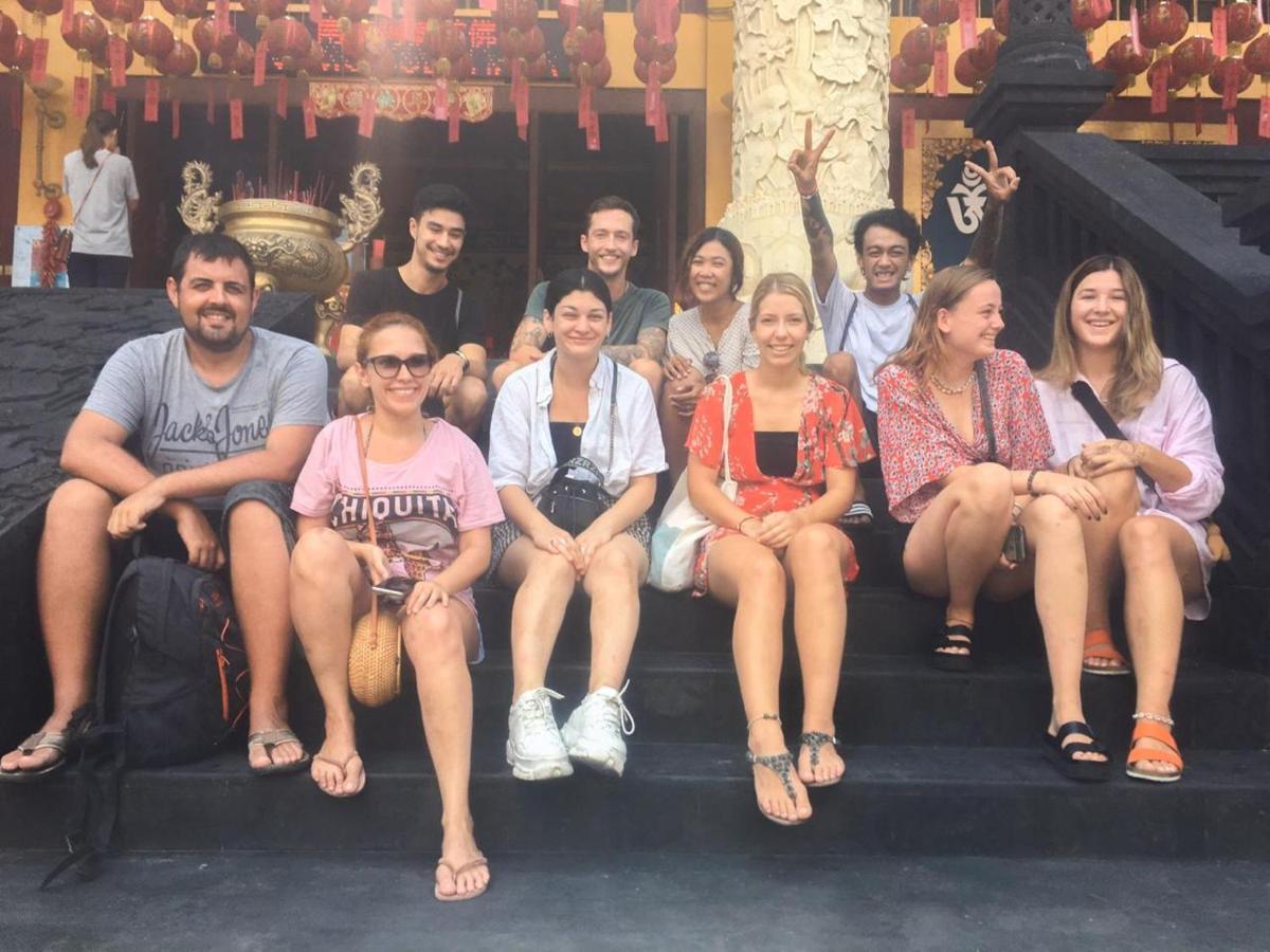 Stellar Capsules Hostel Seminyak  Ngoại thất bức ảnh The cast of The Real L Word