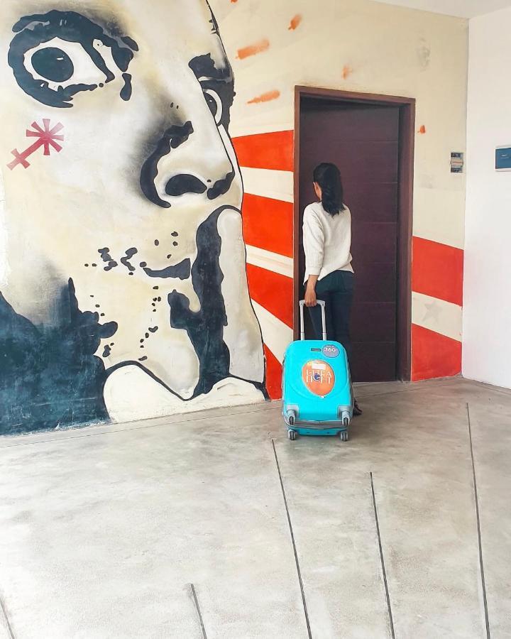 Stellar Capsules Hostel Seminyak  Ngoại thất bức ảnh A woman with a suitcase