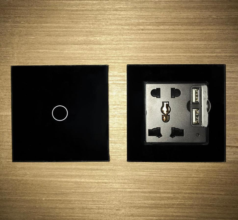 Stellar Capsules Hostel Seminyak  Ngoại thất bức ảnh A wall-mounted USB charger