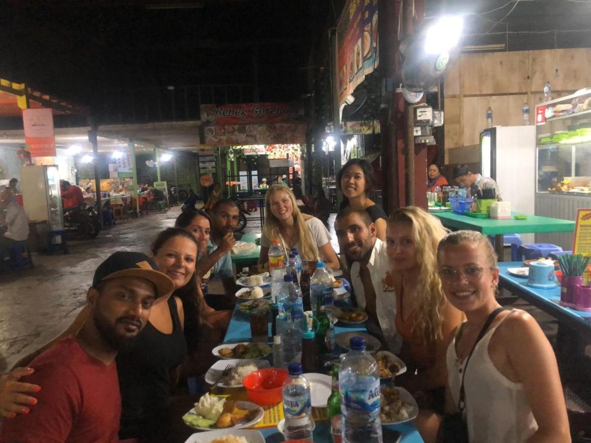 Stellar Capsules Hostel Seminyak  Ngoại thất bức ảnh Foreign tourists at a restaurant in Phnom Penh