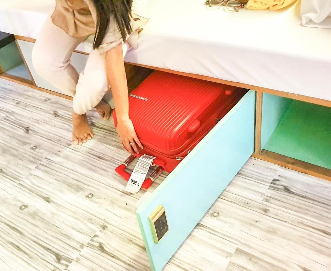 Stellar Capsules Hostel Seminyak  Ngoại thất bức ảnh Luggage being placed in a hotel room